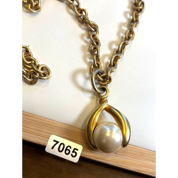 Vintage Gold-Tone Chain Necklace With simulated Pearl claw  Pendant - Picture 3 of 6